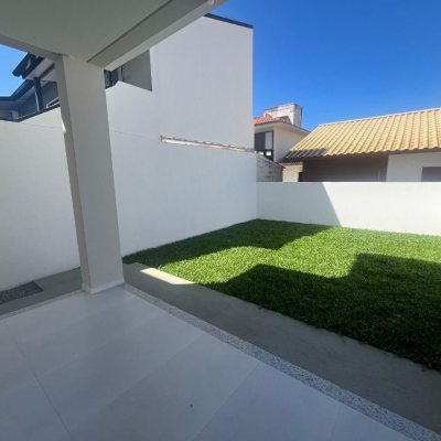 Casa Residencial com 150m², 3 quartos, 1 suíte, 2 garagens, no bairro Carianos em Florianópolis