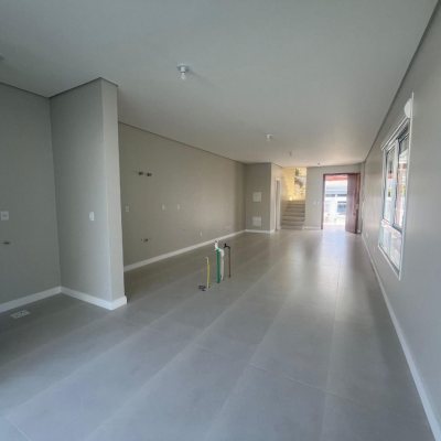 Casa Residencial com 150m², 3 quartos, 1 suíte, 2 garagens, no bairro Carianos em Florianópolis