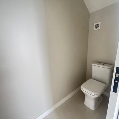 Casa Residencial com 150m², 3 quartos, 1 suíte, 2 garagens, no bairro Carianos em Florianópolis