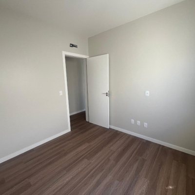 Casa Residencial com 150m², 3 quartos, 1 suíte, 2 garagens, no bairro Carianos em Florianópolis