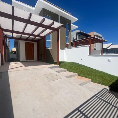 Casa Residencial com 150m², 3 quartos, 1 suíte, 2 garagens, no bairro Carianos em Florianópolis
