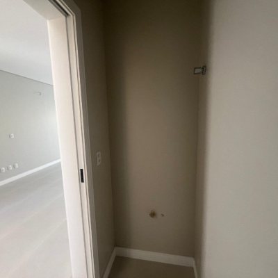 Casa Residencial com 150m², 3 quartos, 1 suíte, 2 garagens, no bairro Carianos em Florianópolis