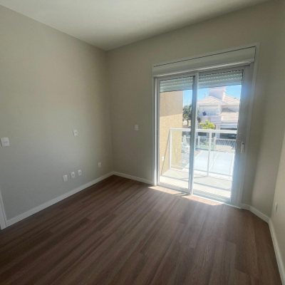 Casa Residencial com 150m², 3 quartos, 1 suíte, 2 garagens, no bairro Carianos em Florianópolis