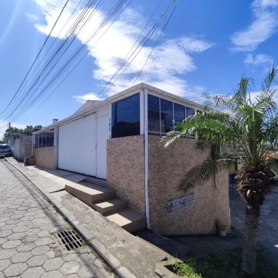 Casa Residencial/Comercial com 563m², 2 garagens, no bairro Ingleses do Rio Vermelho em Florianópolis