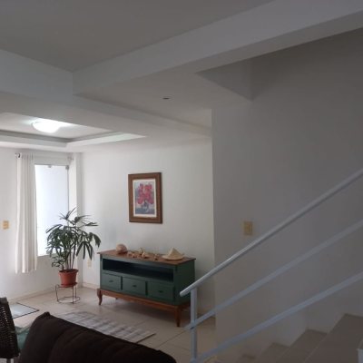 Sobrado Residencial com 150m², 4 quartos, 2 suítes, 2 garagens, no bairro Canasvieiras em Florianópolis