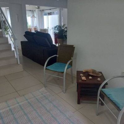 Sobrado Residencial com 150m², 4 quartos, 2 suítes, 2 garagens, no bairro Canasvieiras em Florianópolis