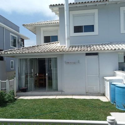 Sobrado Residencial com 150m², 4 quartos, 2 suítes, 2 garagens, no bairro Canasvieiras em Florianópolis