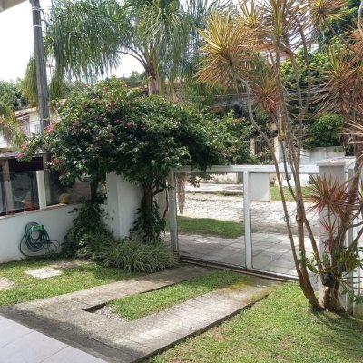 Sobrado Residencial com 150m², 4 quartos, 2 suítes, 2 garagens, no bairro Canasvieiras em Florianópolis