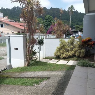 Sobrado Residencial com 150m², 4 quartos, 2 suítes, 2 garagens, no bairro Canasvieiras em Florianópolis