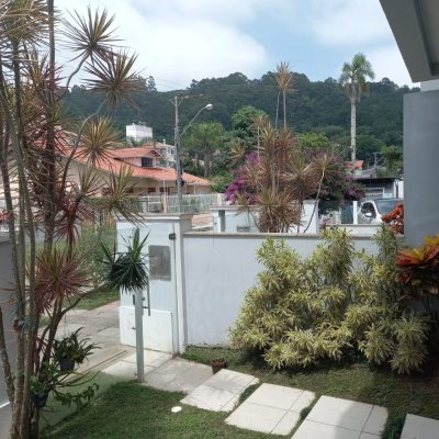 Sobrado Residencial com 150m², 4 quartos, 2 suítes, 2 garagens, no bairro Canasvieiras em Florianópolis