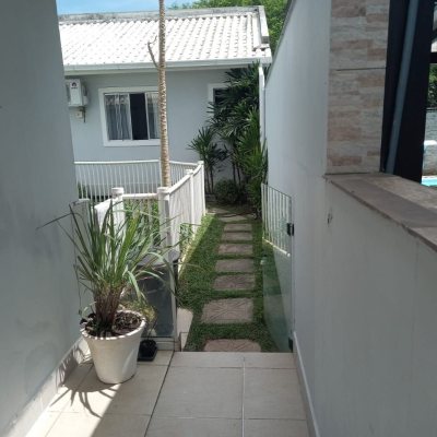 Sobrado Residencial com 150m², 4 quartos, 2 suítes, 2 garagens, no bairro Canasvieiras em Florianópolis