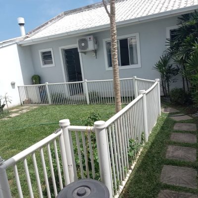 Sobrado Residencial com 150m², 4 quartos, 2 suítes, 2 garagens, no bairro Canasvieiras em Florianópolis