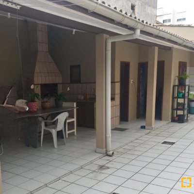 Casa Residencial com 204m², 4 quartos, 4 garagens, no bairro Canasvieiras em Florianópolis