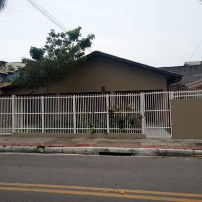 Casa Residencial com 204m², 4 quartos, 4 garagens, no bairro Canasvieiras em Florianópolis