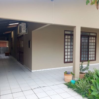 Casa Residencial com 204m², 4 quartos, 4 garagens, no bairro Canasvieiras em Florianópolis