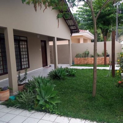 Casa Residencial com 204m², 4 quartos, 4 garagens, no bairro Canasvieiras em Florianópolis