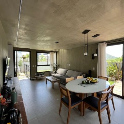 Casa Residencial com 175m², 3 quartos, 1 suíte, 2 garagens, no bairro Campeche em Florianópolis