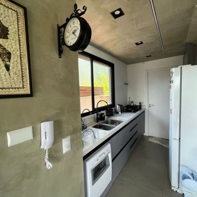 Casa Residencial com 175m², 3 quartos, 1 suíte, 2 garagens, no bairro Campeche em Florianópolis