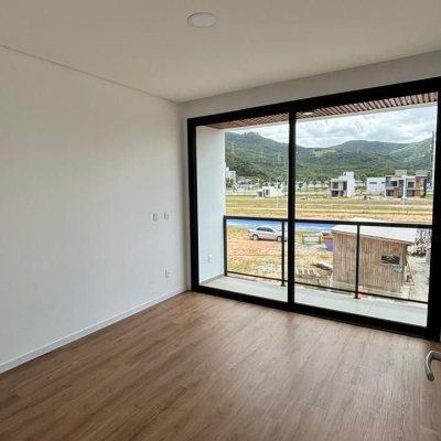 Casa em Condomínio com 216m², 3 quartos, 1 suíte, 2 garagens, no bairro Beira Rio em Biguaçu