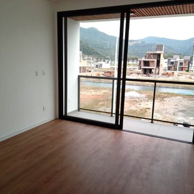 Casa em Condomínio com 216m², 3 quartos, 1 suíte, 2 garagens, no bairro Beira Rio em Biguaçu