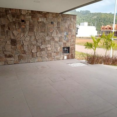 Casa em Condomínio com 216m², 3 quartos, 1 suíte, 2 garagens, no bairro Beira Rio em Biguaçu