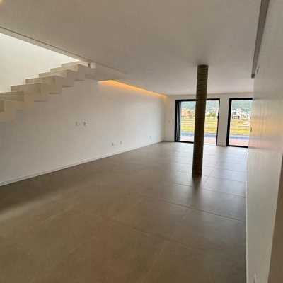 Casa em Condomínio com 216m², 3 quartos, 1 suíte, 2 garagens, no bairro Beira Rio em Biguaçu