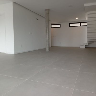 Casa em Condomínio com 216m², 3 quartos, 1 suíte, 2 garagens, no bairro Beira Rio em Biguaçu