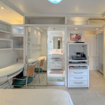 Apartamentos com 211m², 4 quartos (sendo 3 suítes), 2 garagens, no bairro Centro em Florianópolis