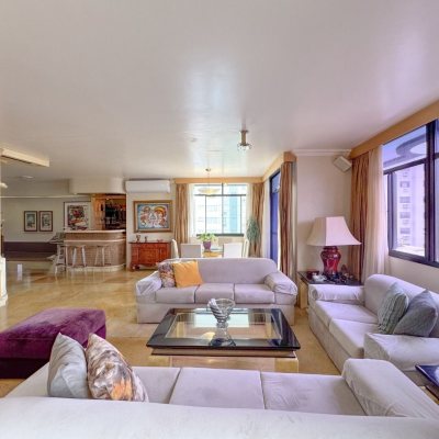 Apartamentos com 211m², 4 quartos (sendo 3 suítes), 2 garagens, no bairro Centro em Florianópolis