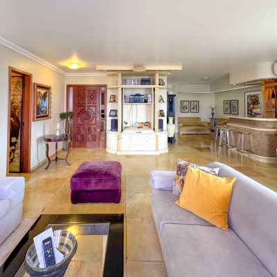 Apartamentos com 211m², 4 quartos (sendo 3 suítes), 2 garagens, no bairro Centro em Florianópolis