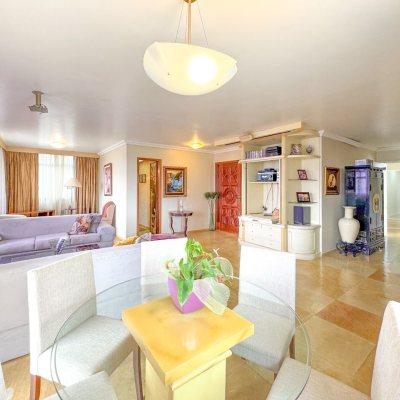 Apartamentos com 211m², 4 quartos (sendo 3 suítes), 2 garagens, no bairro Centro em Florianópolis