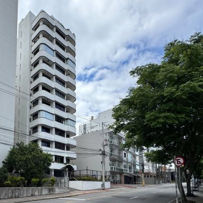 Apartamentos com 211m², 4 quartos (sendo 3 suítes), 2 garagens, no bairro Centro em Florianópolis