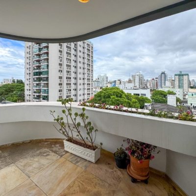 Apartamentos com 211m², 4 quartos (sendo 3 suítes), 2 garagens, no bairro Centro em Florianópolis