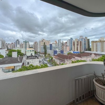 Apartamentos com 211m², 4 quartos (sendo 3 suítes), 2 garagens, no bairro Centro em Florianópolis