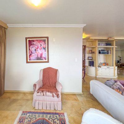 Apartamentos com 211m², 4 quartos (sendo 3 suítes), 2 garagens, no bairro Centro em Florianópolis