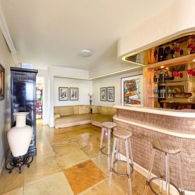 Apartamentos com 211m², 4 quartos (sendo 3 suítes), 2 garagens, no bairro Centro em Florianópolis