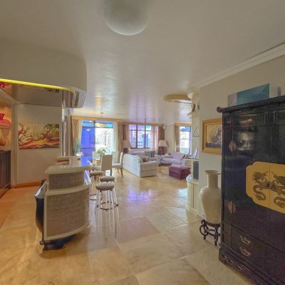 Apartamentos com 211m², 4 quartos (sendo 3 suítes), 2 garagens, no bairro Centro em Florianópolis