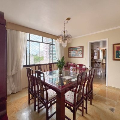 Apartamentos com 211m², 4 quartos (sendo 3 suítes), 2 garagens, no bairro Centro em Florianópolis