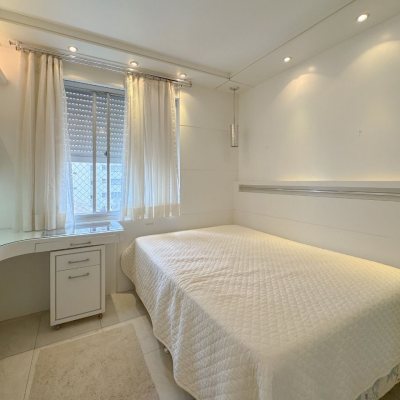 Apartamentos com 211m², 4 quartos (sendo 3 suítes), 2 garagens, no bairro Centro em Florianópolis
