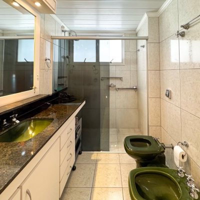 Apartamentos com 211m², 4 quartos (sendo 3 suítes), 2 garagens, no bairro Centro em Florianópolis