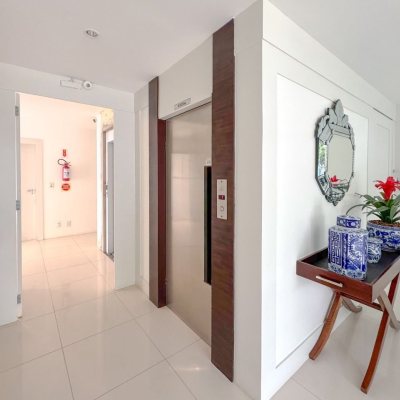 Apartamentos com 211m², 4 quartos (sendo 3 suítes), 2 garagens, no bairro Centro em Florianópolis