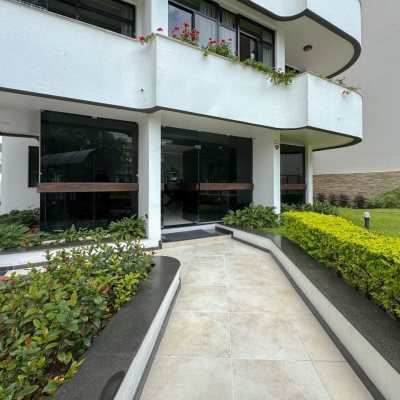 Apartamentos com 211m², 4 quartos (sendo 3 suítes), 2 garagens, no bairro Centro em Florianópolis