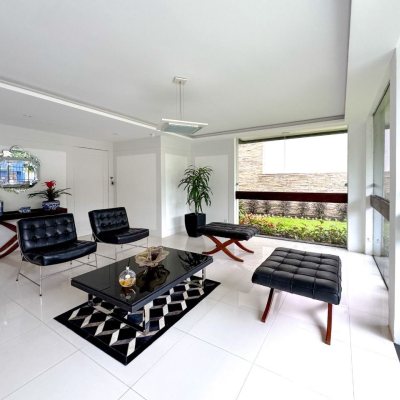Apartamentos com 211m², 4 quartos (sendo 3 suítes), 2 garagens, no bairro Centro em Florianópolis