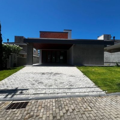 Casa em Condomínio com 220m², 4 quartos, 4 suítes, 2 garagens, no bairro Cachoeira Do Bom Jesus em Florianópolis