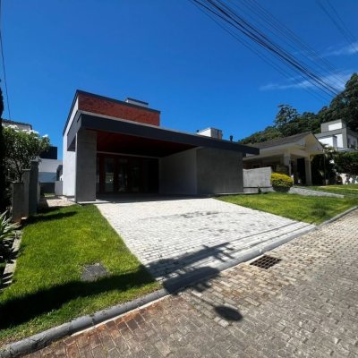 Casa em Condomínio com 220m², 4 quartos, 4 suítes, 2 garagens, no bairro Cachoeira Do Bom Jesus em Florianópolis
