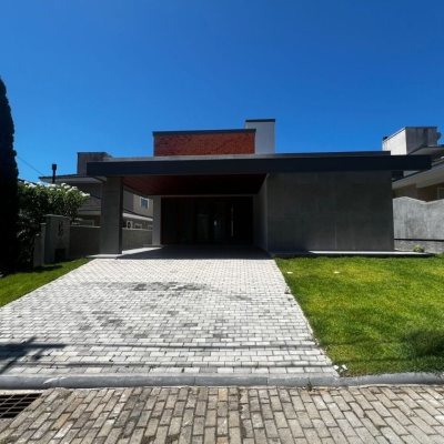 Casa em Condomínio com 220m², 4 quartos, 4 suítes, 2 garagens, no bairro Cachoeira Do Bom Jesus em Florianópolis