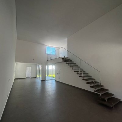 Casa em Condomínio com 220m², 4 quartos, 4 suítes, 2 garagens, no bairro Cachoeira Do Bom Jesus em Florianópolis