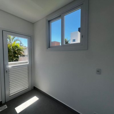 Casa em Condomínio com 220m², 4 quartos, 4 suítes, 2 garagens, no bairro Cachoeira Do Bom Jesus em Florianópolis