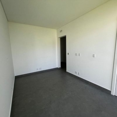 Casa em Condomínio com 220m², 4 quartos, 4 suítes, 2 garagens, no bairro Cachoeira Do Bom Jesus em Florianópolis