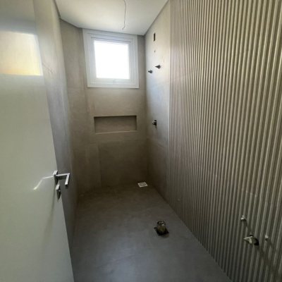 Casa em Condomínio com 220m², 4 quartos, 4 suítes, 2 garagens, no bairro Cachoeira Do Bom Jesus em Florianópolis